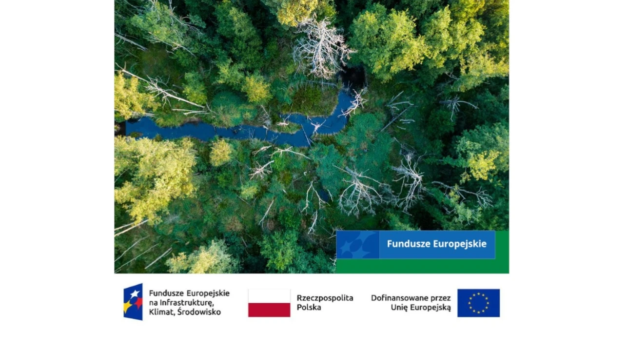 Plakat z widokiem z lotu ptaka na drzewa i rzekę promujący Fundusze europejskie z zestawem znaków: Fundusze Europejskie, Barwy Rzeczypospolitej Polskiej, Unia Europejska
